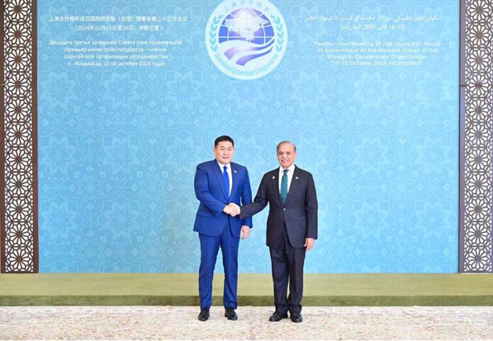 Prime Minister Muhammad Shehbaz Sharif receiving the Prime Minister of Mongolia H.E. Oyun-Erdene Luvsannamsrain at the venue of the 23rd SCO Council of Heads of Government