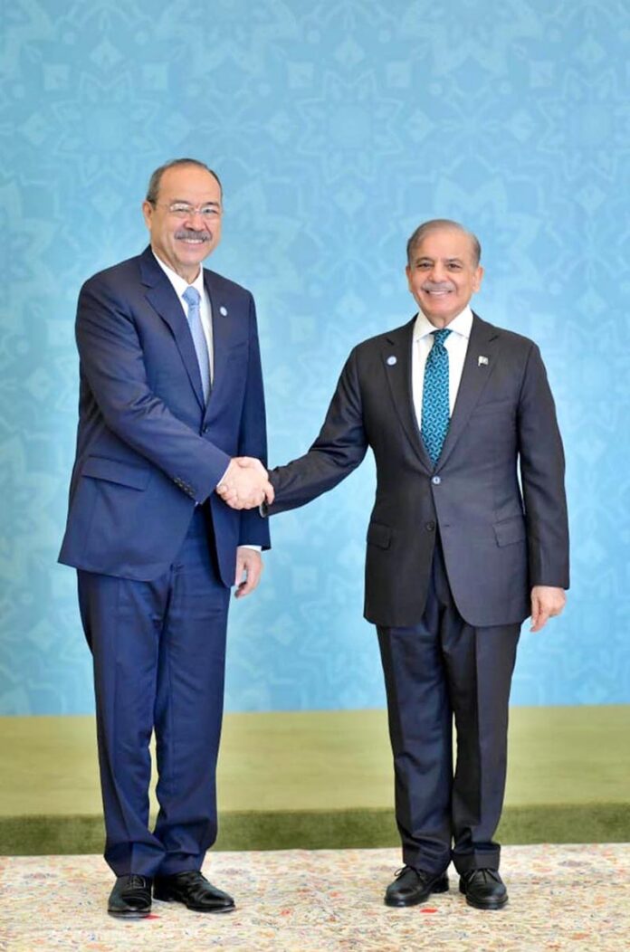 Prime Minister Muhammad Shehbaz Sharif receiving the Prime Minister of Uzbekistan H.E. Abdulla Aripov at the venue of the 23rd SCO Council of Heads of Government