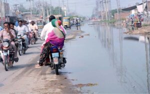 A view of sewerage water accumulated at Naranwala Road need the attention of concerned authorities.