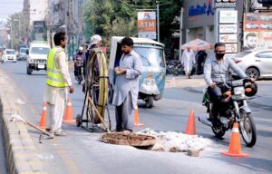 PTCL Workers laying cables at Dera Adda Chowk