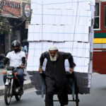 An elderly person is working hard to earn the livelihood of the children in the provincial capital