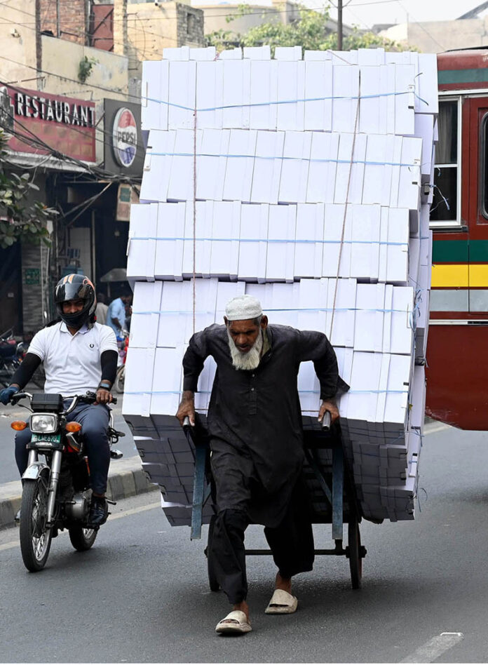 An elderly person is working hard to earn the livelihood of the children in the provincial capital