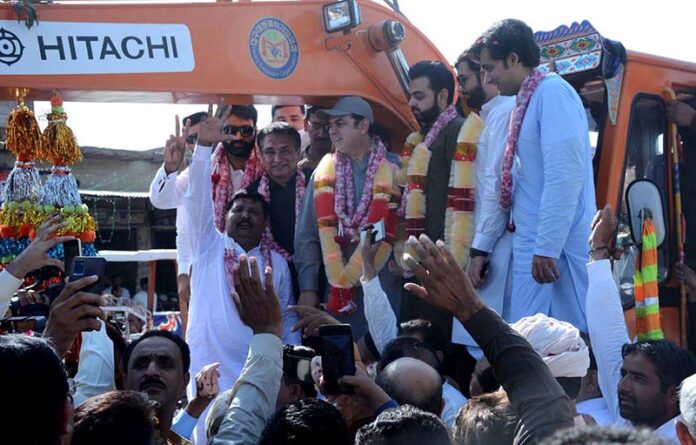 Senator/PMLN Central Leader Talal Chaudhary is inaugurating the repair and renovation of Jaranwala-Faisalabad Road