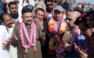 Senator/PMLN Central Leader Talal Chaudhary is inaugurating the repair and renovation of Jaranwala-Faisalabad Road