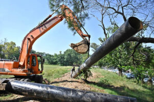 SNGPL workers load heavy gas pipes onto a delivery truck at the greenbelt in G-5,for installing and ensuring uninterrupted gas supply for the federal capital.