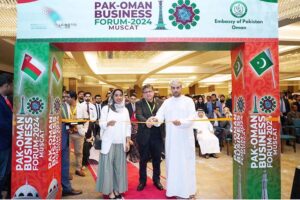 HH Sayyida Hujaija Bint Jaifar Al Said, International Ambassador for Social Responsibility, H.E. Faisal Bin Abdullah Al Rawas, Chairman of Oman Chambers of Commerce and Industry, Mr. Imran Ali, Ambassador of Pakistan to Oman cutting cake at the inauguration of First Pakistan Oman Business Forum