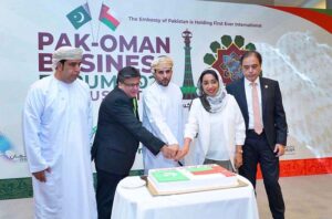 HH Sayyida Hujaija Bint Jaifar Al Said, International Ambassador for Social Responsibility, H.E. Faisal Bin Abdullah Al Rawas, Chairman of Oman Chambers of Commerce and Industry, Mr. Imran Ali, Ambassador of Pakistan to Oman cutting cake at the inauguration of First Pakistan Oman Business Forum