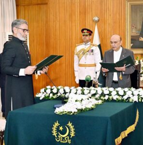 President Asif Ali Zardari administering the oath of office to the Chairman of the Federal Public Service Commission (FPSC), Lt. General (Retd) Akhtar Nawaz Satti at Aiwan-e-Sadr.