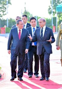 Prime Minister Muhammad Shehbaz Sharif and Chinese Premier, Li Qiang at the welcoming ceremony at Prime Minister's House.