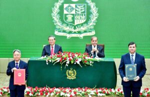 Prime Minister Muhammad Shehbaz Sharif and Chinese Premier, Li Qiang during MoU exchange ceremony.