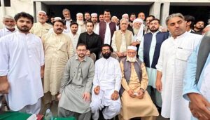 Federal Minister for States and Frontier Regions and President PML-N KP, Engr Amir Muqam in a group photo with PML-N leaders after meeting and announcement of abolishment of Nazriati group