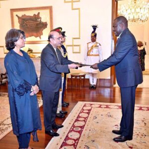 The High Commissioner-designate of Kenya, Lt Gen (Retd) Peter Mbogo Njiru, presented his credentials to President Asif Ali Zardari, at Aiwan-e-Sadr.