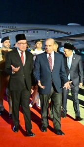 Malaysian PM arrives to a red carpet welcome