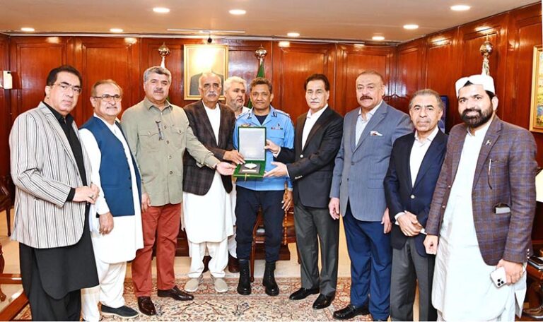 Speaker National Assembly Sardar Ayaz Sadiq presenting shield to DIG ...