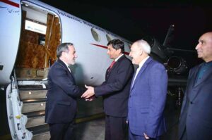 Foreign Minister of Iran Seyed Abbas Araghchi being received by Additional Foreign Secretary (Afghanistan & West Asia) Ambassador Ahmed Naseem Warraich at the airport.
