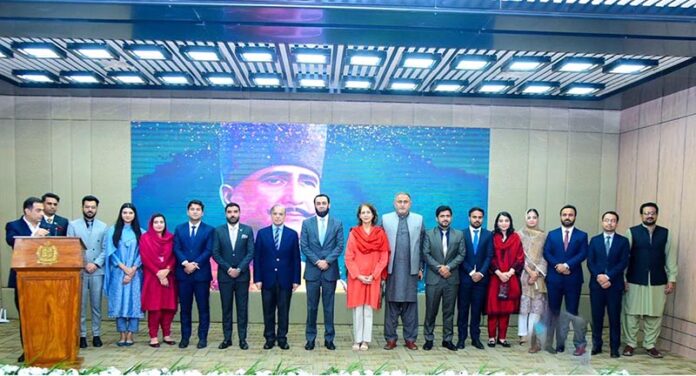 Prime Minister Muhammad Shehbaz Sharif in a group photograph with the 51st Common Training Programme batch of probationary officers of the Information Service of Pakistan at the Prime Minister's Office, joined by Minister for Information and Broadcasting Attaullah Tarar and Federal Secretary Ms. Ambreen Jan
