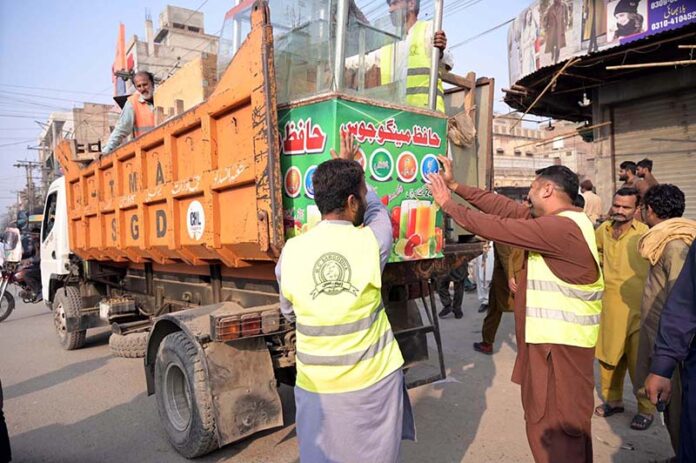 Action against encroachments, Municipal workers remove unauthorized setups at Noori Gate
