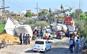An electric pole has fallen due to a truck collision at Tando Yousuf Road.