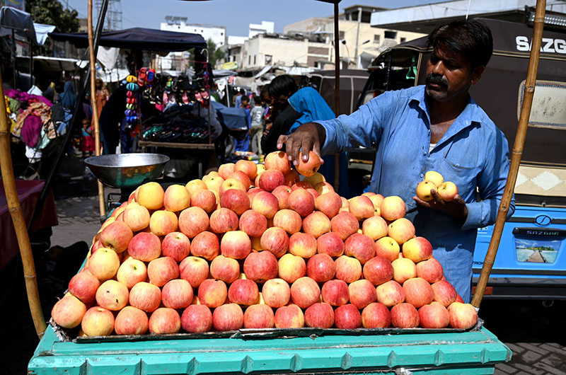 Vendor displaying apples to attract the customer at cloth market road