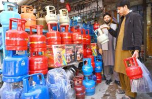 Customer selecting and purchasing LPG cylinder from vendor at Firdous area.