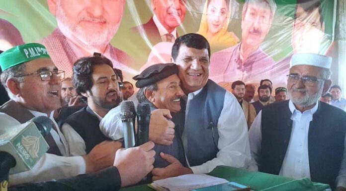 Minister for State and Frontier Regions (SAFRON) and Kashmir Affairs Engineer Amir Muqam welcoming Senator Zahid Khan on joining PMLN in Timergara