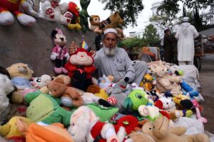 A vendor sells warm caps, socks for children on his handcart at Church Road, attracting customers as the temperature gradually drops in the city