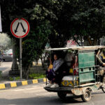 The entry of rickshaws is closed in Shimla Pahari Chowk, while in connection with the green lockdown, a rickshaw is passing under an awareness banner to control smog. The attention of the relevant department is required in Shimla Pahari Chowk