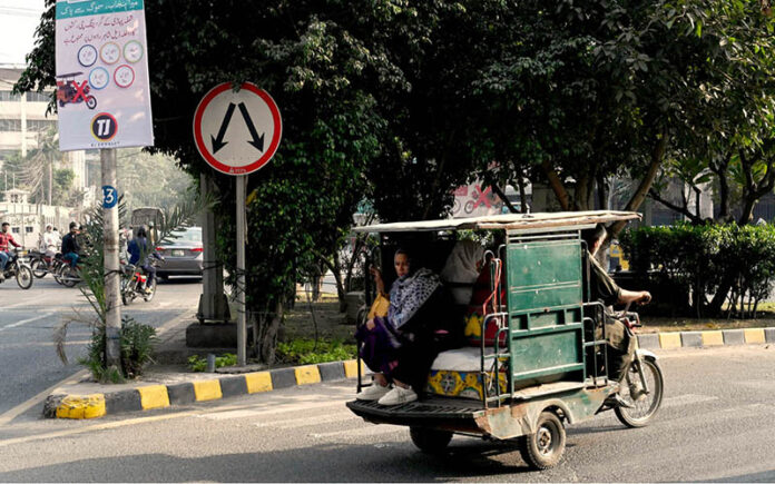 The entry of rickshaws is closed in Shimla Pahari Chowk, while in connection with the green lockdown, a rickshaw is passing under an awareness banner to control smog. The attention of the relevant department is required in Shimla Pahari Chowk