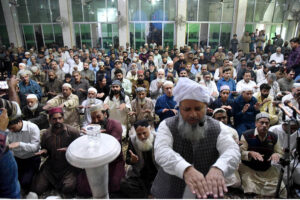 Chairman Islamic Ideological Council of Pakistan, Allama Dr. Raghib Hussain Naeemi, offers prayers for rain and mercy at Jamia Masjid Dalgiran Chowk