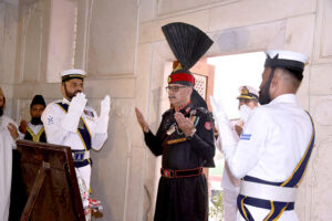 DG Rangers, Major General Muhammad Atif Bin Akram offering Fateha after laying floral wreath during change of guard ceremony to pay homage to Allama Muhammad Iqbal on his 147 birth anniversary at Mazar-e-Iqbal