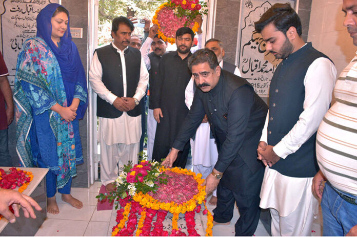 Deputy Commissioner Muhammad Zulqarnain Langriyal is laying floral wreaths on the graves of the parents of Allama Muhammad Iqbal