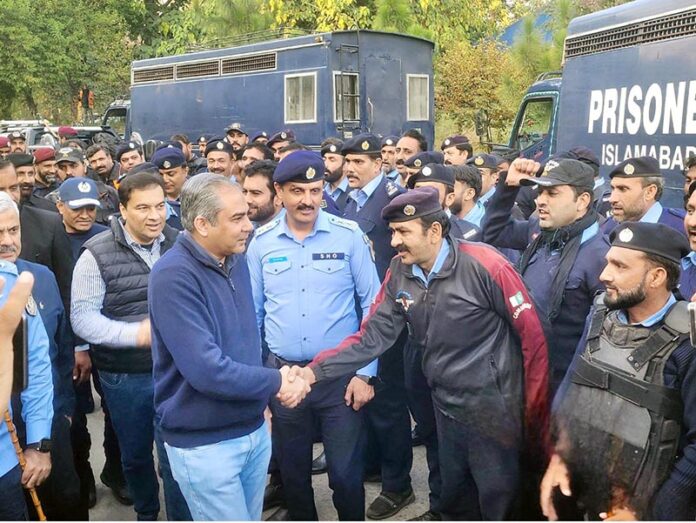 Interior Minister Mohsin Naqvi meeting the security personnel to boost their morale in D Chowk