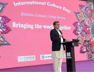 Ambassador of Pakistan to China H.E. Mr. Khalil Hashmi cutting cake to marking a milestone at the 55th anniversary celebration of Pakistan Embassy College, at the International Culture Day hosted by the college