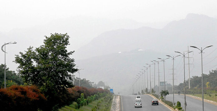 A thick blanket of smog envelops the federal capital, as Punjab province continues to be affected by heavy smog