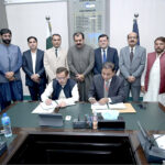Managing Director Associated Press of Pakistan, Muhammad Asim Khichi and Vice Chancellor University of Sargodha Professor Dr. Qaiser Abbas sign a Memorandum of Understanding (MoU) on behalf of their respective departments. The MoU aims at mutual collaboration including internships for university students at APP and holding joint training workshops