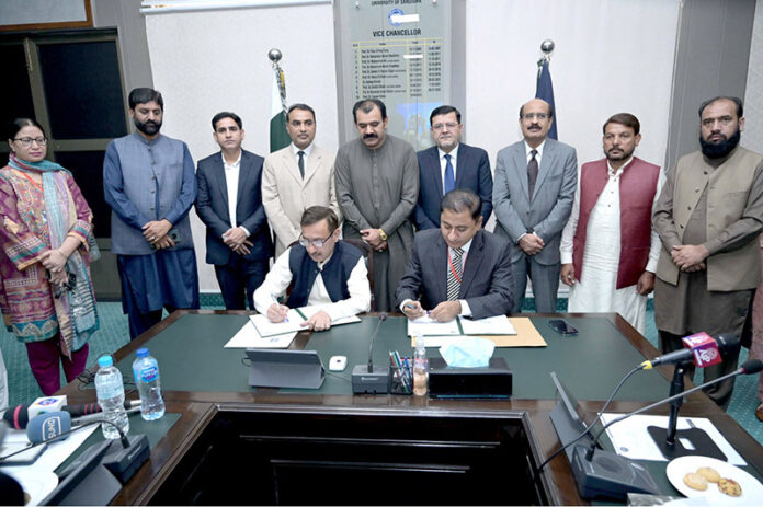 Managing Director Associated Press of Pakistan, Muhammad Asim Khichi and Vice Chancellor University of Sargodha Professor Dr. Qaiser Abbas sign a Memorandum of Understanding (MoU) on behalf of their respective departments. The MoU aims at mutual collaboration including internships for university students at APP and holding joint training workshops