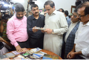 Karachi Mayor Barrister Murtaza Wahab inaugurates Karachi Corner in Karachi Press Club library.