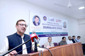 Managing Director APP Muhammad Asim Khichi addressing seminar titled ‘the Community Engagement with TV and Newspaper Journalists on 'Journalistic Ethics' organized by Department of Communication and Media Studies of University of Sargodha