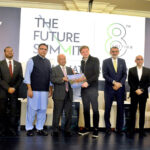 Renowned economist and former SBP governor, Dr. Ishrat Hussain giving away souvenirs to panelists at the Eighth Edition of Future Summit