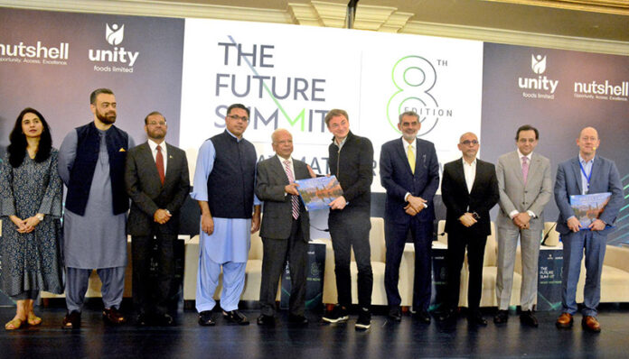 Renowned economist and former SBP governor, Dr. Ishrat Hussain giving away souvenirs to panelists at the Eighth Edition of Future Summit