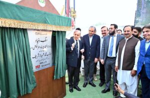 Prime Minister Muhammad Shehbaz Sharif unveiling a plaque to mark the construction of Jinnah Avenue-9th Avenue Intersection.