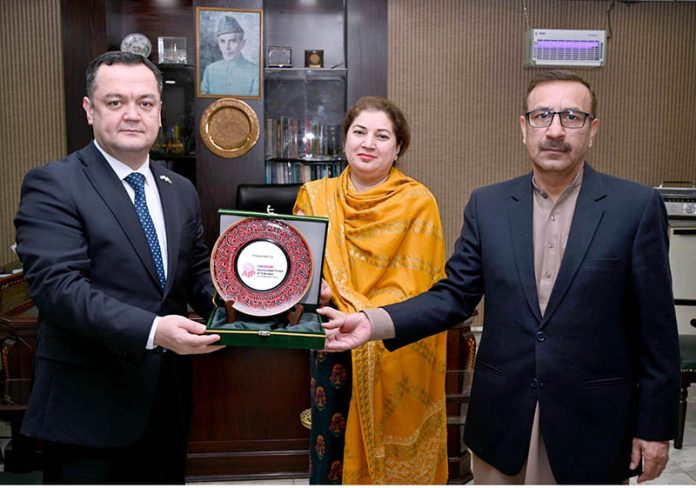 Managing Director Associated Press of Pakistan, Muhammad Asim Khichi presents souvenir to Ambassador of Uzbekistan in Pakistan, Alisher Tukhtayev during his visit to APP Headquarters