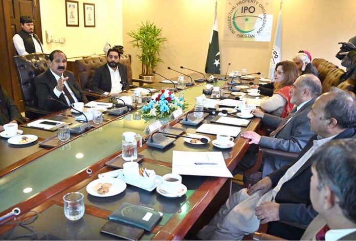 Federal Parliamentary Secretary for Commerce, Dr. Zulfiqar Ali Bhatti briefs about the department during his visit IPO-Pakistan Headquarters
