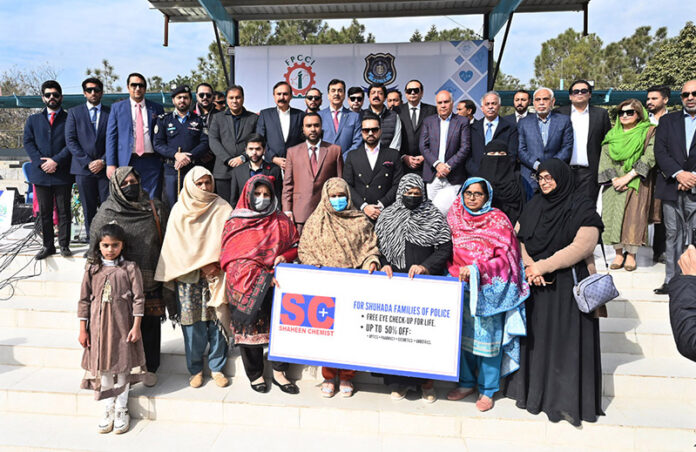 Chairman Senate of Pakistan, Syed Yousaf Raza Gillani in a group photograph with other participants during the opening ceremony of health & Fitness Gala at Police Lines