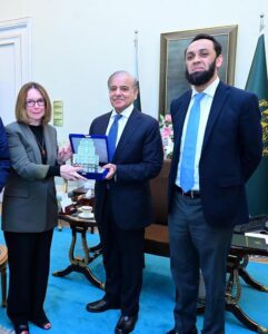 Vice Chancellor of University of London Wendy Thomson presents a souvenir to Prime Minister Muhammad Shehbaz Sharif.