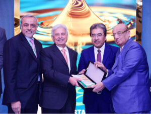Federal Minister for National Food Security & Research, Rana Tanveer Hussain is being presented a memento by the organizers of the 7th Pakistan Edible Oil Conference