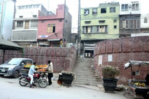 Like many ancient cities, Multan was established on a mound surrounded by a towering defensive wall, with six grand gates serving as the entry points to the walled city. However, over the past century, the residents of Multan have developed a distinctive feature that sets it apart from other cities—47 unique stairs connecting various parts of the city. These stairways, built gradually over decades, remain a fascinating uniqueness to the ingenuity and resilience of the city’s people. Match the photo with APP story titled “47 unique stair-ways amid Multan’s six gates serve as cultural, commerce” already been released