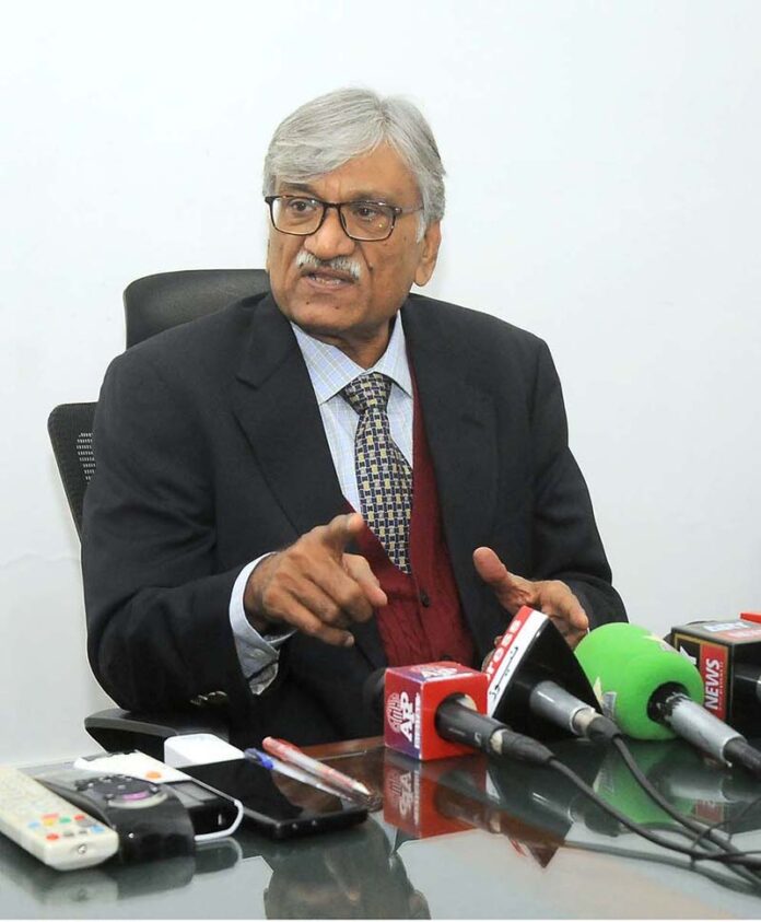 Dr. Khalil Ahmed, In-charge Regional Federal Ombudsman Office (Multan), delivers a briefing on resolving taxpayers' complaints at the Regional FTO Office