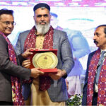 Vice Chancellor LUMHS Prof. Dr Ikram Din Ujjan giving away shield to former Chief Secretary Sindh Dr. Sohail Rajput during Grand LUMHS ALUMNI GALA 2025 on late Saturday night at LUMHS Jamshoro