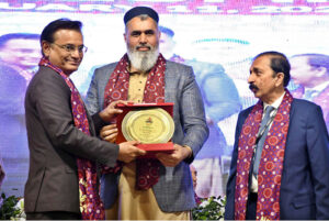 Vice Chancellor LUMHS Prof. Dr Ikram Din Ujjan giving away shield to former Chief Secretary Sindh Dr. Sohail Rajput during Grand LUMHS ALUMNI GALA 2025 on late Saturday night at LUMHS Jamshoro